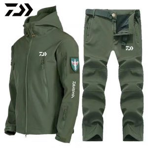 בגד יעודי לדיג אופנתי ממותג DAIWA, עמיד למים ולרוח.
