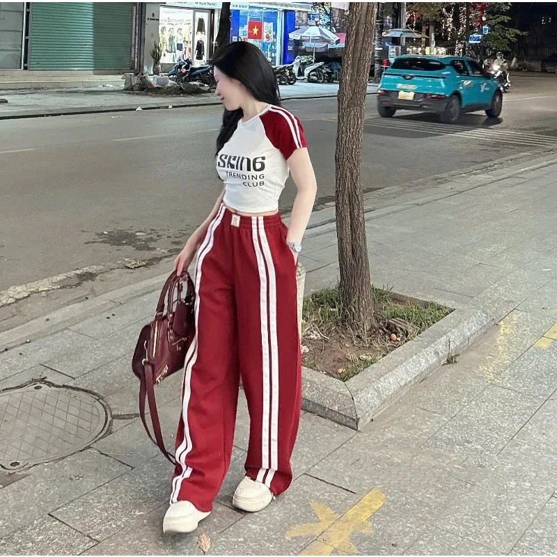 סט קיץ אופנתי לנשים עם טי שירט ומכנסיים רחבים