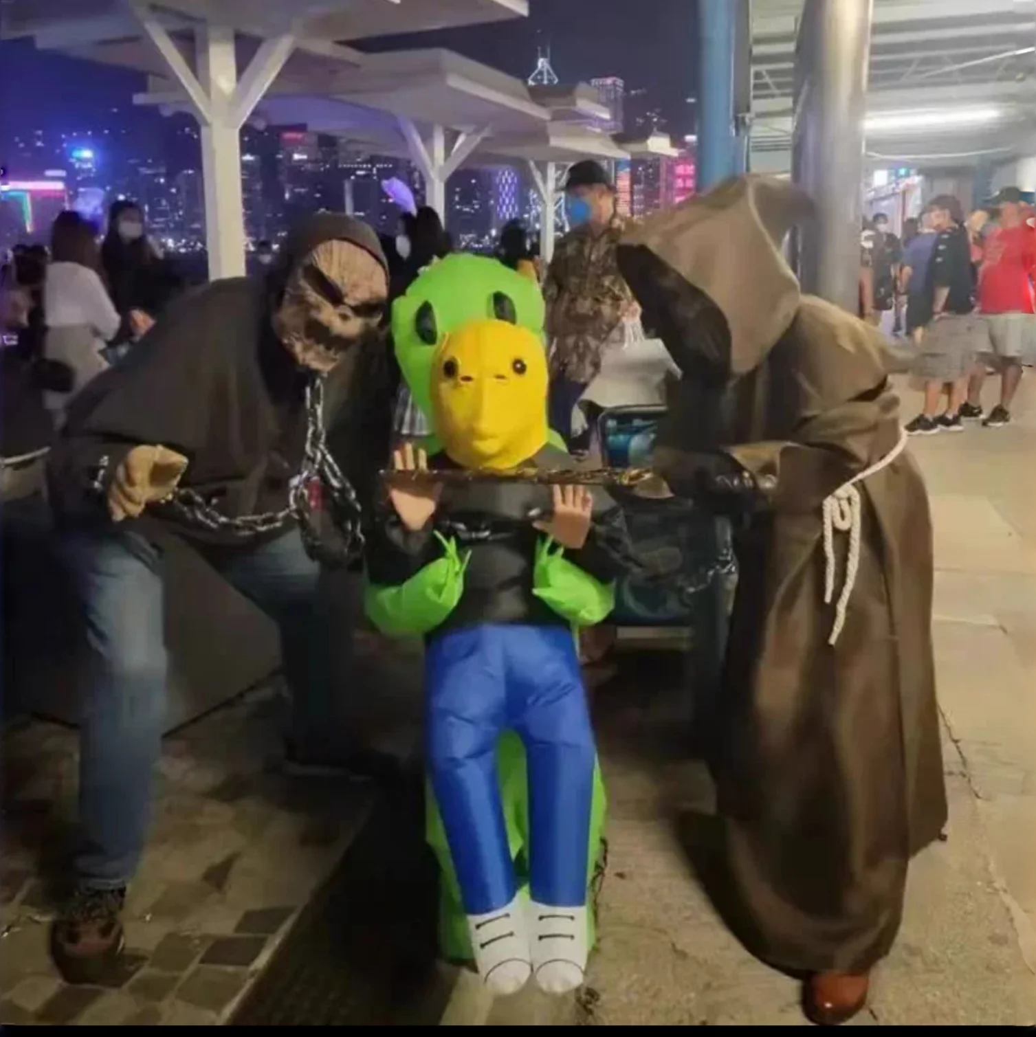 תחפושת חייזר מתנפחת עם מסכת דג