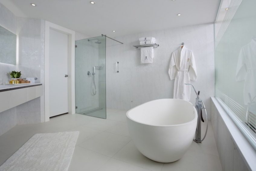 Bianco suite bathroom