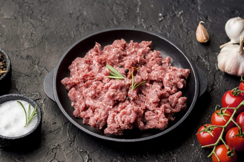 meat plate with tomatoes garlic min scaled